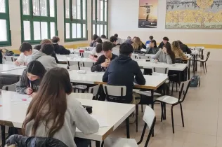 Alumnes de Jesuïtes Lleida Col·legi Claver fent les Proves Cangur 2025