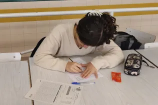 Alumnes de Jesuïtes Lleida Col·legi Claver fent les Proves Cangur 2025