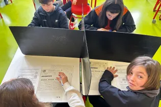 Alumnes de Jesuïtes Lleida Col·legi Claver fent les Proves Cangur 2025