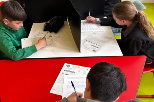 Alumnes de Jesuïtes Lleida Col·legi Claver fent les Proves Cangur 2025