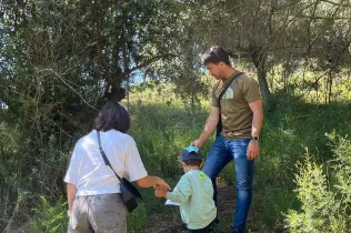 Famílies participant del Taller Natura al bosc del Claver amb els seus fills i filles de fins 3 anys