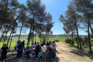 Famílies participant del Taller Natura al bosc del Claver amb els seus fills i filles de fins 3 anys