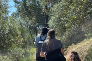 Famílies participant del Taller Natura al bosc del Claver amb els seus fills i filles de fins 3 anys