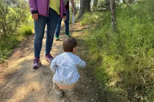 Famílies participant del Taller Natura al bosc del Claver amb els seus fills i filles de fins 3 anys