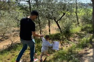 Famílies participant del Taller Natura al bosc del Claver amb els seus fills i filles de fins 3 anys