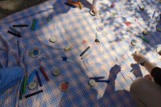 Famílies participant del Taller Natura al bosc del Claver amb els seus fills i filles de fins 3 anys