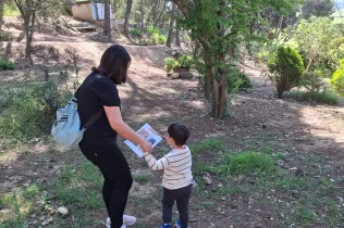 Famílies participant del Taller Natura al bosc del Claver amb els seus fills i filles de fins 3 anys