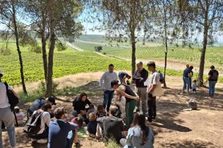 Famílies participant del Taller Natura al bosc del Claver amb els seus fills i filles de fins 3 anys