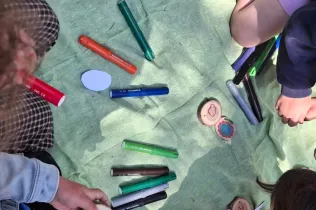 Famílies participant del Taller Natura al bosc del Claver amb els seus fills i filles de fins 3 anys