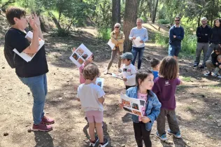 Famílies participant del Taller Natura al bosc del Claver amb els seus fills i filles de fins 3 anys