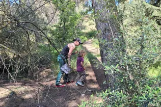 Famílies participant del Taller Natura al bosc del Claver amb els seus fills i filles de fins 3 anys