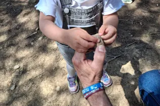 Famílies participant del Taller Natura al bosc del Claver amb els seus fills i filles de fins 3 anys