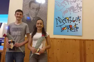 Cesc Closa i Eva Güemes, guanyadors del concurs de Poesia de Sant Jordi 2025 de l'Institut Màrius Torres. 