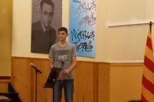 Cesc Closa, guanyador del concurs de Poesia de Sant Jordi 2025 de l'Institut Màrius Torres. 