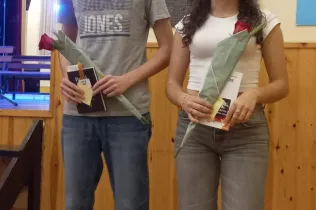 Cesc Closa i Eva Güemes, guanyadors del concurs de Poesia de Sant Jordi 2025 de l'Institut Màrius Torres. 