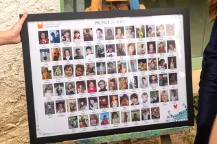 Orla amb foto de l'alumnat quan eren petits exposada a l'acte de les orles de 2n BAT