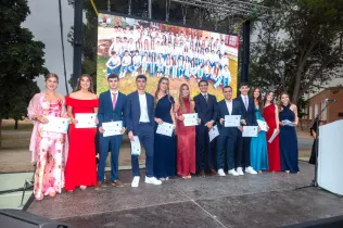 Entrega del certificat del Diploma Dual en l'acte de les orles de 2n BAT 