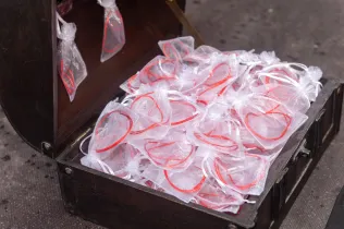 El fil vermell, detall que es va entregar a l'alumnat de 2n BAT com a símbol d'unió i connexió