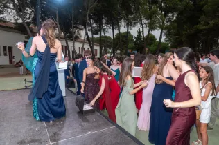 Alumnes recollin la polsera de fil vermell, detall que es va entregar a l'alumnat de 2n BAT com a símbol d'unió i connexió