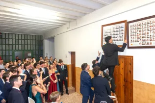 Alumnes penjant l'Orla al passadís de l'escola per ser penjada junt amb les orles de generacions anteriors. 