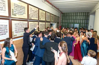 Alumnes feliços en veure la seva orla penjada al passadís de les orles de l'escola. 