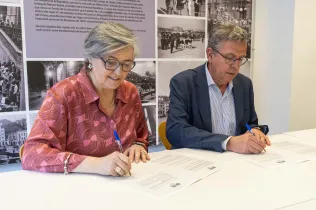 Acte oficial de donació a l'IEI del fons de Manuel Herrera i Ges per part del Col·legi Claver