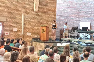 Presentació de la cantata Desplaçades de l'alumnat de 3r i 4t de primària de Jesuïtes Lleida Col·legi Claver