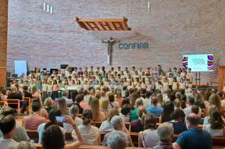 Cantata Desplaçades de l'alumnat de 3r i 4t de primària de Jesuïtes Lleida Col·legi Claver