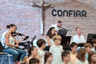 Professors de l'escola, interpretant la part instrumental de la Cantata Desplaçades de l'alumnat de 3r i 4t de primària de Jesuïtes Lleida Col·legi Claver