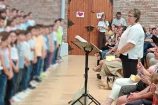 Gemma Naranjo, mestra de música de l'escola, dirigint la Cantata Desplaçades de l'alumnat de 3r i 4t de primària de Jesuïtes Lleida Col·legi Claver