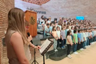 Cantata Desplaçades de l'alumnat de 3r i 4t de primària de Jesuïtes Lleida Col·legi Claver
