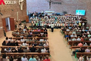 Cantata Desplaçades de l'alumnat de 3r i 4t de primària de Jesuïtes Lleida Col·legi Claver