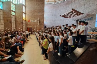 Cantata Desplaçades de l'alumnat de 3r i 4t de primària de Jesuïtes Lleida Col·legi Claver