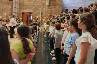 Cantata Desplaçades de l'alumnat de 3r i 4t de primària de Jesuïtes Lleida Col·legi Claver