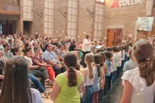 Cantata Desplaçades de l'alumnat de 3r i 4t de primària de Jesuïtes Lleida Col·legi Claver