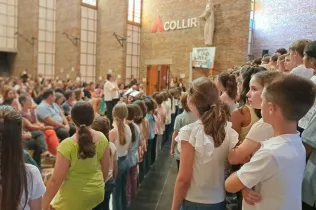 Cantata Desplaçades de l'alumnat de 3r i 4t de primària de Jesuïtes Lleida Col·legi Claver