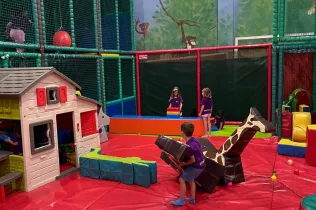 Alumnes d'infantil i primària de Jesuïtes Lleida participant de les activitats durant el període de vacances de l'Estiu Claver