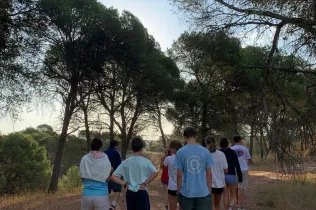 Estudiants d'escoles de la Fundación Educativa Zona Este participant de l'experiència ecològic de les activitats d'estiu d'Educsi a Jesuïtes Lleida