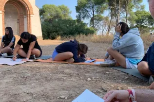Estudiants d'escoles de la Fundación Educativa Zona Este participant de l'experiència ecològic de les activitats d'estiu d'Educsi a Jesuïtes Lleida