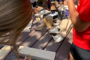 Estudiants d'escoles de la Fundación Educativa Zona Este participant de l'experiència ecològic de les activitats d'estiu d'Educsi a Jesuïtes Lleida