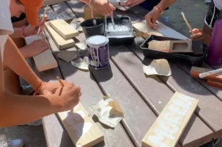 Estudiants d'escoles de la Fundación Educativa Zona Este participant de l'experiència ecològic de les activitats d'estiu d'Educsi a Jesuïtes Lleida