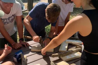 Estudiants d'escoles de la Fundación Educativa Zona Este participant de l'experiència ecològic de les activitats d'estiu d'Educsi a Jesuïtes Lleida