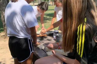 Estudiants d'escoles de la Fundación Educativa Zona Este participant de l'experiència ecològic de les activitats d'estiu d'Educsi a Jesuïtes Lleida