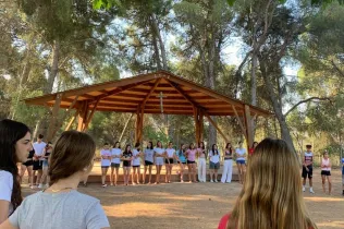 Estudiants d'escoles de la Fundación Educativa Zona Este participant de l'experiència ecològic de les activitats d'estiu d'Educsi a Jesuïtes Lleida