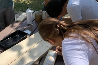 Estudiants d'escoles de la Fundación Educativa Zona Este participant de l'experiència ecològic de les activitats d'estiu d'Educsi a Jesuïtes Lleida