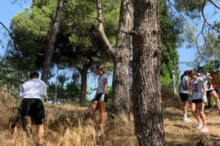 Estudiants d'escoles de la Fundación Educativa Zona Este participant de l'experiència ecològic de les activitats d'estiu d'Educsi a Jesuïtes Lleida