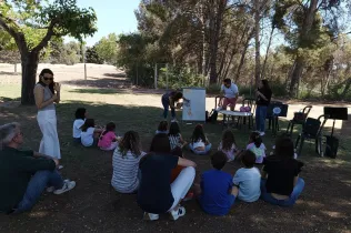 Alumnes i famílies de 1r i 2n de la PIN de Jesuïtes Lleida a la jornada Celebrem els Llibres