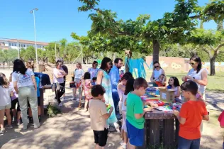 Alumnes i famílies de 1r i 2n de la PIN de Jesuïtes Lleida a la jornada Celebrem els Llibres