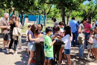 Alumnes i famílies de 1r i 2n de la PIN de Jesuïtes Lleida a la jornada Celebrem els Llibres
