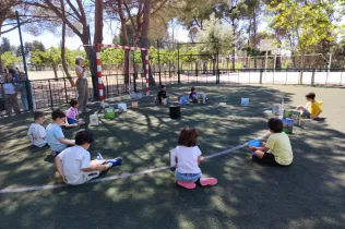 Alumnes i famílies de 1r i 2n de la PIN de Jesuïtes Lleida a la jornada Celebrem els Llibres